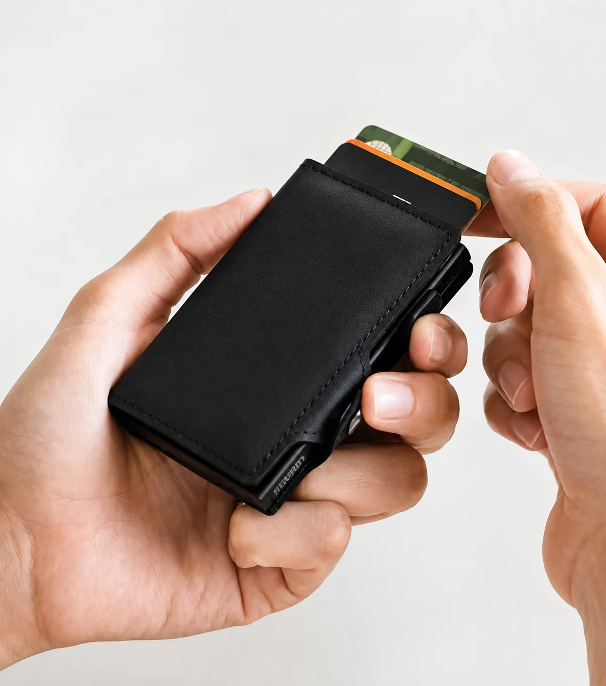 Karte wird aus dem Aluminium-Case des Travison® SMART gezogen